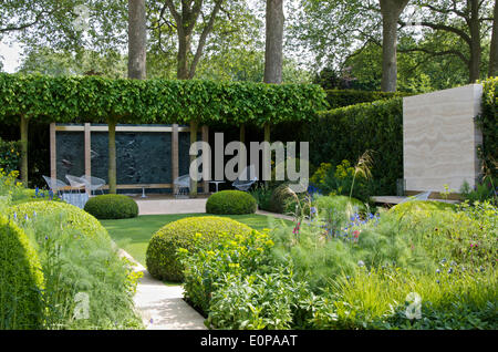 Der Telegraph-Garten, entworfen von Tommaso del Buono und Paul Gazerwitz bei RHS Chelsea Flower Show. Der Garten kennzeichnet ausgebildet Kalk Bäume, Bucht Hecken und Feld Kuppeln abgeschnitten und wurde mit einer Goldmedaille ausgezeichnet. Stockfoto