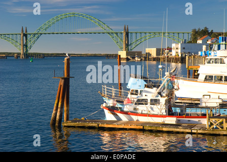 Angelboote/Fischerboote mit Yaquina Bay Bridge, Newport, Oregon Stockfoto