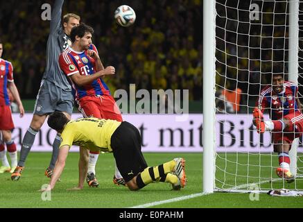 Berlin, Deutschland. 17. Mai 2014. Deutsche DFB-Pokalfinale. Borussia Dortmund gegen Bayern München. Mats Hummels (Borussia Dortmund) Partituren, trotz der Versuch, einen Abstand von Dante (FC Bayern München) 17 05 2014 Fußball DFB Pokalfinale FC Bayern München Borussia Dortmund V l Mats Hummels Borussia Dortmund Tor Tor zu Dante-FC Bayern München Kredit: Action Plus Sport/Alamy Live News Stockfoto