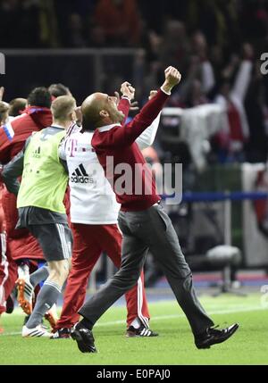 Berlin, Deutschland. 17. Mai 2014. Deutsche DFB-Pokalfinale. Borussia Dortmund gegen Bayern München. Trainer Josep Pep Guardiola FC Bayern München feiert sein Team gewinnt das Pokalfinale Credit: Action Plus Sport/Alamy Live News Stockfoto