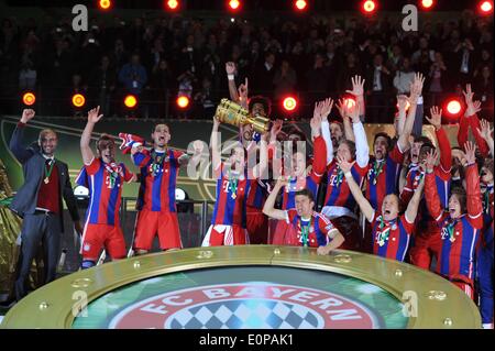 Berlin, Deutschland. 17. Mai 2014. Deutsche DFB-Pokalfinale. Borussia Dortmund gegen Bayern München. Trainer Pep Guardiola (Bayern München), Mario Goetze (Mario Gotze, FC Bayern München), Daniel van Buyten (Bayern München), Philipp Lahm (Bayern Muenchen), Franck Ribery (Bayern München), Thomas Mueller (Thomas Müller, Bayern Muenchen), Bastian Schweinsteiger (Bayern Muenchen), Arjen Robben (Bayern Muenchen) feiern mit der Gewinner-Trophäe Credit: Action Plus Sport/Alamy Live News Stockfoto