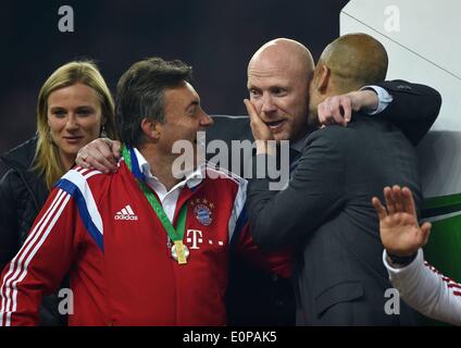 Berlin, Deutschland. 17. Mai 2014. Deutsche DFB-Pokalfinale. Borussia Dortmund gegen Bayern München. Trainer Pep Guardiola (Bayern München), Matthias Sammer (Bayern München), Co-Trainer Domenec Torrent (Bayern München) und Kathleen Krueger (Bayern Muenchen) feiern 17 05 2014 Fußball-Saison 2013 2014 DFB Pokalfinale 2014 Borussia Dortmund FC Bayern München 0-2 n V V richtige Team Manager Pep Guardiola Bayern München Matthias Sammer sportlich Leader FC Bayern München Co Team Manager Torrent Bayern München Team Manager Kathleen Krüger Kathleen Krüger Bayern München Credit : Aktion Plus Sport/Alamy Live Stockfoto