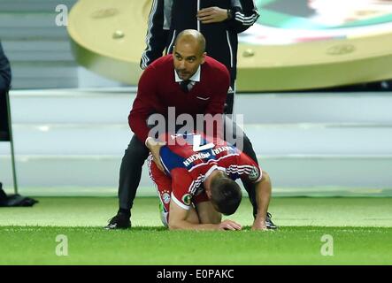 Berlin, Deutschland. 17. Mai 2014. Deutsche DFB-Pokalfinale. Borussia Dortmund gegen Bayern München. Trainer Pep Guardiola (Bayern München) und Franck Ribery (Bayern München) 17 05 2014 Fußball-Saison 2013 2014 DFB Pokalfinale 2014 Borussia Dortmund FC Bayern München 0-2 n v team Manager Pep Guardiola Bayern München und Franck Ribery Bayern München Credit: Action Plus Sport/Alamy Live News Stockfoto