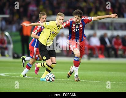 Berlin, Deutschland. 17. Mai 2014. Deutsche DFB-Pokalfinale. Borussia Dortmund gegen Bayern München. Marco Reus (Borussia Dortmund), fordert Javier Martinez (Bayern München) 17 05 2014 Fußball-Saison 2013 2014 DFB Pokalfinale 2014 Borussia Dortmund FC Bayern München 0-2 n V Marco Reus Borussia Dortmund links gegen Javier Martinez Bayern München Credit: Action Plus Sport/Alamy Live News Stockfoto