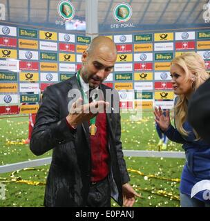 Berlin, Deutschland. 17. Mai 2014. Deutsche DFB-Pokalfinale. Borussia Dortmund gegen Bayern München. Josep Pep Guardiola (Trainer FC Bayern), in Bier Feier Kredit abgedeckt: Action Plus Sport/Alamy Live News Stockfoto