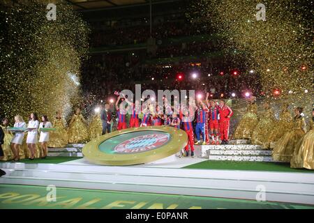 Berlin, Deutschland. 17. Mai 2014. Deutsche DFB-Pokalfinale. Borussia Dortmund gegen Bayern München. Philipp Lahm (FC Bayern), feiert mit der Trophäe mit Daniel van Buyten (FC Bayern), Mario Gotze (FC Bayern), Franck Ribery (FC Bayern), Bastian Schweinsteiger (FC Bayern), Thomas Müller (FC Bayern), Ganz Links Josep Pep Guardiola (Trainer FC Bayern) Credit: Action Plus Sport/Alamy Live News Stockfoto
