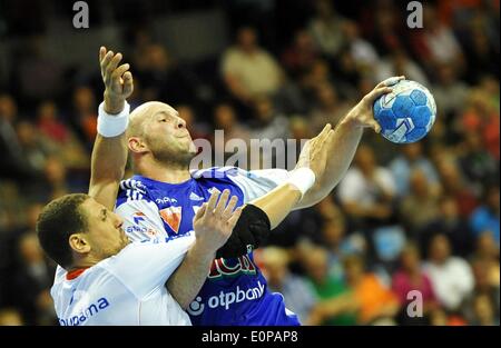 Berlin, Deutschland. 18. Mai 2014. Montpellier Wissem Hmam (L) und Szeged Zsolt Balogh in Aktion während des Finales der European Handball Federation (EHF) Cup am Max-Schmeling-Halle in Berlin, Deutschland, 18. Mai 2014. Foto: DANIEL NAUPOLD/DPA/Alamy Live-Nachrichten Stockfoto