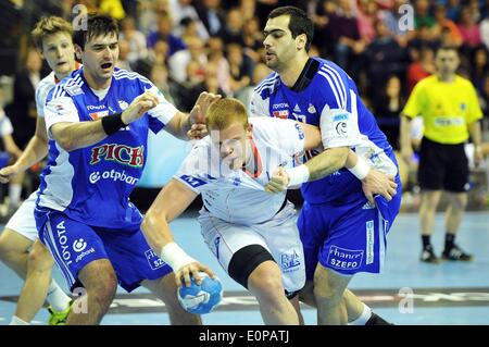 Berlin, Deutschland. 18. Mai 2014. Montpellier Matej Gaber (C) und Szeged Alen Blazevic (L) in Aktion während des Finales der European Handball Federation (EHF) Cup am Max-Schmeling-Halle in Berlin, Deutschland, 18. Mai 2014. Foto: DANIEL NAUPOLD/DPA/Alamy Live-Nachrichten Stockfoto