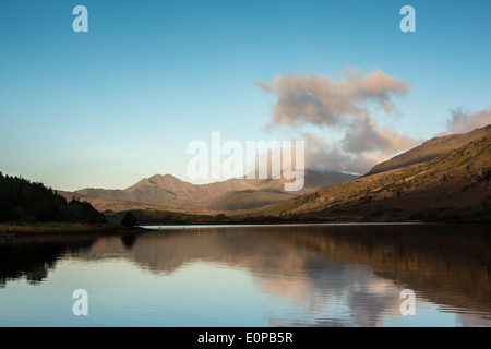 Der Snowdon Horseshoe spiegelt sich in Llynnau Mymbyr Stockfoto