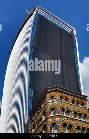 London, UK. 18. Mai 2014. Das Walkie Talkie-Hochhaus wird einen Sonnenschirm in London. Das Gebäude bei 20 Fenchurch Street, denen vorgeworfen wurde, zum Starten von Bränden und schmelzen Teile des Autos wegen der Art und Weise es die Strahlen der Sonne spiegelt, hat einen Sonnenschirm zur Lösung des Problems gegeben. Bildnachweis: Paul Brown/Alamy Live-Nachrichten Stockfoto