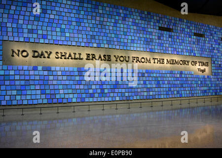 New York, NY, USA. 16. Mai 2014. Vergil Zitat in Memorial Hall im neu eröffneten 9/11 Museum am Ground Zero in New York City. Bildnachweis: Christopher Penler/Alamy Live-Nachrichten Stockfoto