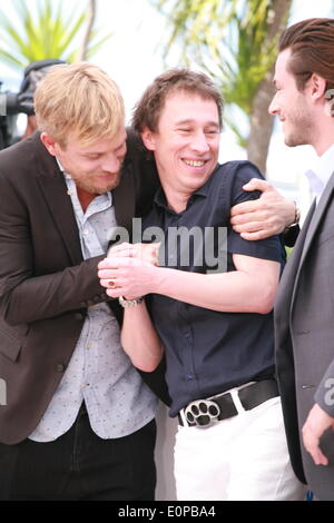 Cannes, Frankreich. 17. Mai 2014. JEREMIE Renier, Bertrand Bonello und Gaspard Ulliel auf dem Foto rufen Samstag, 17. Mai 2014, für den Film Saint Laurent bei den 67. Filmfestspielen von Cannes, Cannes, Frankreich. Bildnachweis: Doreen Kennedy/Alamy Live-Nachrichten Stockfoto