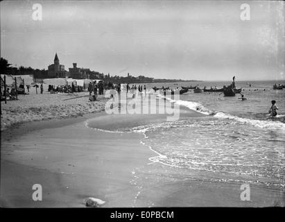 Praia do Monte Estoril in Estoril, Portugal, ist ein beliebtes Strandziel. Bekannt für seine malerische Aussicht und die Sandküste, bietet es einen ruhigen Rückzugsort. Dieser von Mário Novais eroberte Strand ist ein wichtiger Ort an der Küste von Estoril. Stockfoto