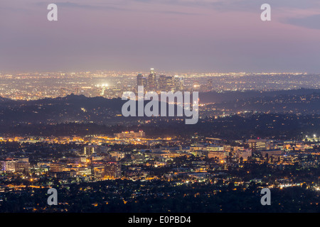 Dunstige Dämmerung Einbruch der Dunkelheit über Pasadena und Downtown Los Angeles. Stockfoto