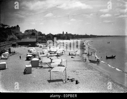 Praia do Monte Estoril ist ein Strand in Estoril, Portugal. Bekannt für seine landschaftliche Schönheit und das ruhige Wasser, ist es ein beliebtes Reiseziel für Einheimische und Touristen, die am Atlantik entspannen möchten. Stockfoto