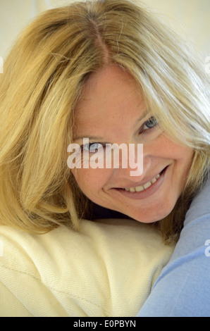 Porträt einer positiven Frau Stockfoto