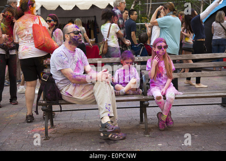 Einladende Frühling; Holi Hai, Festival der Farben bei Dag Hammarskjöld Park in New York von NYC Bhangra & India.com organisiert Stockfoto