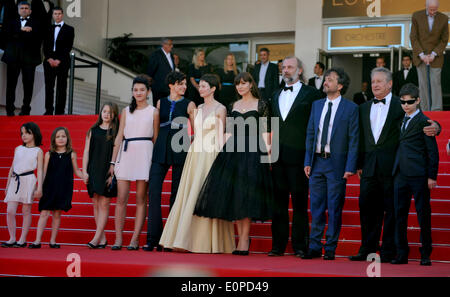 Cannes, Frankreich. 18. Mai 2014. Italienische Schauspielerin Eva Morrow, italienische Schauspielerin Maria Tella Morrow, italienische Schauspielerin Agnese Graziani, italienische Schauspielerin Maria Alexandra Lungu, italienische Regisseurin Alice Rohrwacher, italienische Schauspielerin Alba Rohrwacher, italienische Schauspielerin Monica Bellucci, belgischer Schauspieler Sam Louwyck, italienischer Produzent Carlo Cresto-Dina, italienischer Produzent Paolo Del Brocco und italienischer Schauspieler Luis Huilca (von L bis R) stellen, da sie für die Vorführung des Films "Le Meraviglie" bei der 67. Auflage des Cannes Filmfestivals in Cannes ankommen , Süd-Frankreich, am 18. Mai 2014. © Chen Xiaowei/Xinhua/Alamy Live Stockfoto