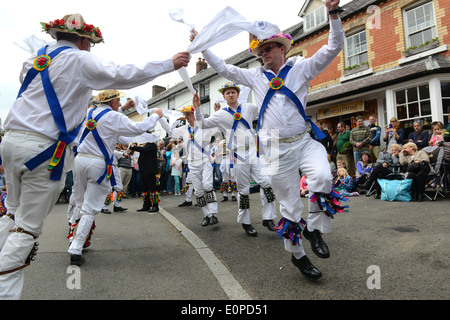 The Jockey Morris Men of Birmingham beim Straßentanz Das Green man Festival in Clun in Shropshire Morris Dancers tanzstraße Stockfoto