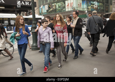 Junge Touristen Auschecken einige der Sehenswürdigkeiten entlang der 42nd Street in New York City. Stockfoto