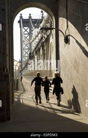 Fußgänger- und Radweg an der Manhattan Bridge den East River zwischen Brooklyn und Manhattan führt. Stockfoto