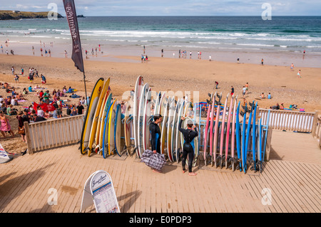 Surfboards an Fistral Beach in Newquay England an einem sonnigen Tag mit den Strand und das Meer im Blick. Stockfoto