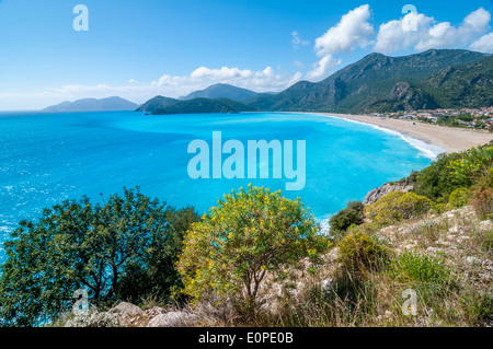 Die exquisite türkise blaue Ägäischen Meer gesehen von oben, die den Strand von der Stadt von Ölüdeniz nahe Fethiye in der Türkei zeigt Stockfoto