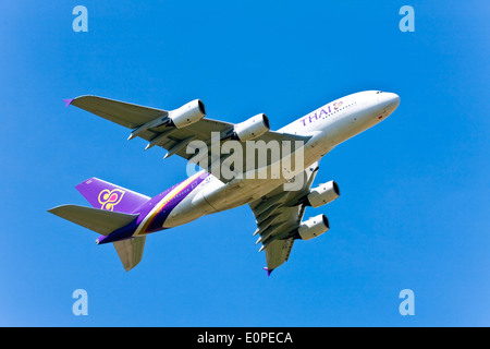 Airbus A380 von Thai Airways ausziehen Stockfoto