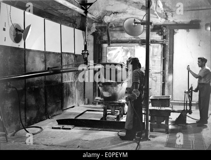 Fundição de Oeiras in Oeiras, Portugal, ist eine Gießerei, die Dienstleistungen in der Metallbearbeitung anbietet. Das Unternehmen ist bekannt für sein Fachwissen in der Metallurgie und seine Aktivitäten unter der Leitung von Mário Novais. Es bedient verschiedene Branchen, die Metallguss- und Produktionsdienstleistungen benötigen. Stockfoto