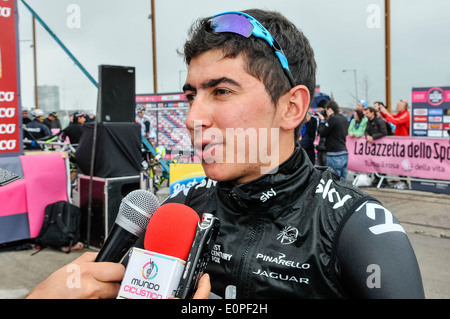 Belfast, Nordirland. 10. Mai 2014 - wird Sebastian Henao Gomez (Team Sky) interviewt, bevor die 2. Etappe des Giro d ' Italia Stockfoto