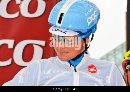 Belfast, Nordirland. 10. Mai 2014 - Fabian Wegman (Deutschland, Garmin Sharp) Zeichen auf für die zweite Etappe des Giro d ' Italia Stockfoto