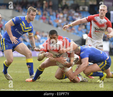 Manchester, größere Manchester, UK. 18. Mai 2014. St Helens zweite Zeile SIA SOLIOLA Tauchgänge für die Linie trotz der Bewältigung von Warrington Wölfe Hooker MICKY HIGHAM während der St. Helens - V-Warrington Wölfe match The Etihad Stadium: Steve FlynnZUMA Presse Credit: Steve Flynn/ZUMA Wire/ZUMAPRESS.com/Alamy Live News Stockfoto