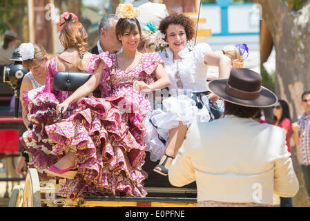 Jerez De La Frontera, Spanien, 17. Mai, 2014: Frauen mit Zigeuner kleiden sich in Messe von Jerez. Bildnachweis: Kiko Jimenez/Alamy Live-Nachrichten Stockfoto