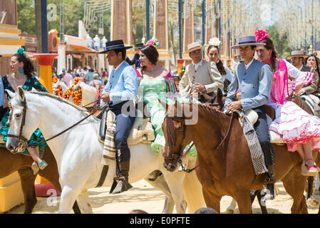 Jerez De La Frontera, Spanien, 17. Mai, 2014: Menschen auf Pferd auf Messe von Jerez montiert. Bildnachweis: Kiko Jimenez/Alamy Live-Nachrichten Stockfoto