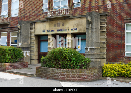 Die Barratt Mutterschaft Heimat, Teil von Northampton General Hospital; Beachten Sie die zwei steinerne Störche auf beiden Seiten des Zeichens. Stockfoto