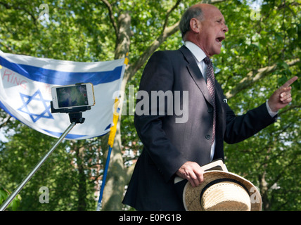 Person nutzt Smartphone zum Film Lautsprecher bei Speakers Corner, London Stockfoto