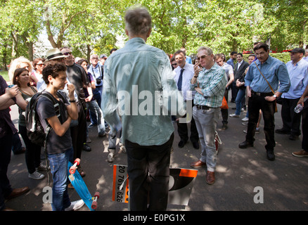 Die Leute hören zu einem Lautsprecher Speakers Corner, Hyde Park, London Stockfoto