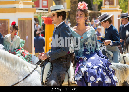 Jerez De La Frontera, Spanien, 17. Mai, 2014: Menschen auf Pferd auf Messe von Jerez montiert. Bildnachweis: Kiko Jimenez/Alamy Live-Nachrichten Stockfoto