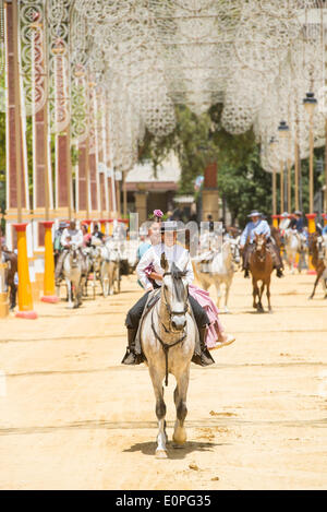 Jerez De La Frontera, Spanien, 17. Mai, 2014: Menschen auf Pferd auf Messe von Jerez montiert. Bildnachweis: Kiko Jimenez/Alamy Live-Nachrichten Stockfoto