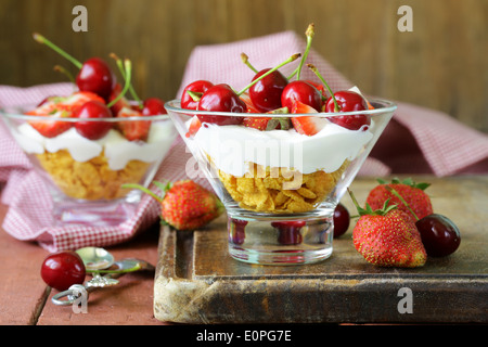 Milchprodukte Joghurt Dessert mit Kirschen und Erdbeeren Stockfoto