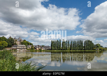 Blick über Combourg See nach Château de Combourg, Combourg, Ille-et-Vilaine, Bretagne, Frankreich Stockfoto
