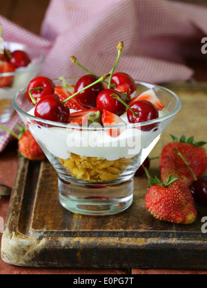 Milchprodukte Joghurt Dessert mit Kirschen und Erdbeeren Stockfoto