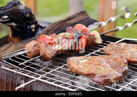 Kochen auf dem Grill Grill Sortiment Würste Steaks und Spieße Stockfoto
