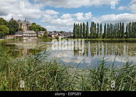 Blick über Combourg See nach Château de Combourg, Combourg, Ille-et-Vilaine, Bretagne, Frankreich Stockfoto