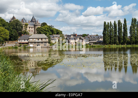 Blick über Combourg See nach Château de Combourg, Combourg, Ille-et-Vilaine, Bretagne, Frankreich Stockfoto