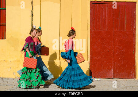 Jerez De La Frontera, Spanien, 17. Mai, 2014: Frauen mit Zigeuner Kleid in der Stierkampfarena in Jerez. Bildnachweis: Kiko Jimenez/Alamy Live-Nachrichten Stockfoto