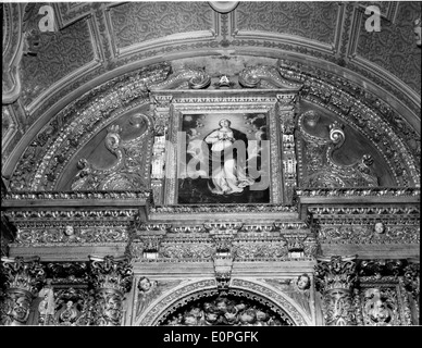 Die Igreja de São Roque ist eine bedeutende Kirche in Lissabon, die für ihre barocke Architektur und wunderschöne religiöse Gemälde bekannt ist. Hier befindet sich eine der wichtigsten Sammlungen religiöser Kunst Portugals. Stockfoto