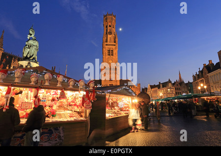 Der Glockenturm und der Weihnachtsmarkt am Marktplatz, in der Dämmerung, in Brügge/Brugge, in West-Flandern, Belgien Stockfoto