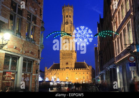 Der Glockenturm beleuchtet, am Marktplatz, mit Weihnachtsbeleuchtung in Brügge/Brugge in Belgien, Europa Stockfoto