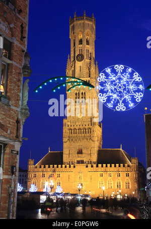 Der Glockenturm beleuchtet, am Marktplatz, mit Weihnachtsbeleuchtung in Brügge/Brugge in Belgien, Europa Stockfoto